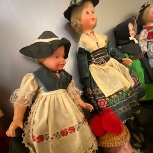 16 dolls- vintage. Variety